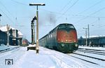 220 005 verlässt mit E 2656 (Würzburg - Pirmasens) den Bahnhof Lauda. (05.02.1975) <i>Foto: Dieter Junker</i>