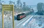 220 051 (Bw Würzburg) führt den D 593 nach Stuttgart bei Reichenberg (Unterfranken). (05.02.1975) <i>Foto: Dieter Junker</i>