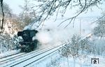 023 067 nebelt sich vor dem N 5895 nach Lauda bei Reichenberg (Unterfranken) kräftig ein. (05.02.1975) <i>Foto: Dieter Junker</i>