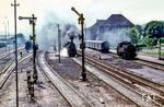 Blick vom Stellwerk 2 auf die im Bahnhof Lauda ausfahrende 038 313 des Bw Heilbronn. Rechts steht eine 64er. (08.1969) <i>Foto: Jörg Schulze</i>