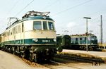Die Würzburger 118 013 ist mit einem Schnellzug nach Hof im Bahnhof Lichtenfels angekommen. Hier wird sie den Zug an eine Regensburger 218 übergeben. Im Hintergrund steht 118 016 aus Würzburg. (1978) <i>Foto: Jörg Schulze</i>