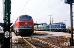 Lokwechsel im Bahnhof Lichtenfels von 118 013 auf die Regensburger 218 203. Rechts steht 118 016.  (1978) <i>Foto: Jörg Schulze</i>