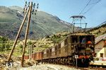 Die Bahnstrecke Portet-Saint-Simon–Puigcerdà ist die einzige Eisenbahnstrecke, die heute noch im Südwesten Frankreichs die Pyrenäenhauptkette durchquert. Sie verbindet Portet-sur-Garonne, 11 km südlich von Toulouse an der Bahnstrecke Toulouse–Bayonne, mit Latour-de-Carol und Puigcerdà, zwei Städten auf beiden Seiten der französisch-spanischen Grenze in der Cerdanya. Ein Güterzug mit drei Lokomotiven der Reihe BB 4100 (ex „BB Midi“ / zweite Generation) mit der führenden BB 4151 fährt auf 1529 m Höhe durch den Bahnhof Porté-Puymorenes. (1963) <i>Foto: Jörg Schulze</i>