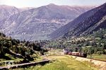 Ein Güterzug mit zwei Loks der Reihe BB 4100 im Tal des Riu de Querol Ou l'Aravó nahe Porté-Puymorenes. (1963) <i>Foto: Jörg Schulze</i>