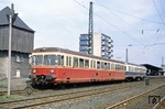 Der Esslinger Triebwagen VT 104 der Frankfurt-Königsteiner-Eisenbahn (FKE) verlässt mit Beiwagen VS 166 den Bahnhof Frankfurt-Höchst. Am 21. Januar 1974 endete der Einsatz der Triebwagen auf den DB-Gleisen aufgrund fehlender Indusi-Einrichtung. Ersetzt wurden die Zugleistungen durch angemietete DB-Fahrzeuge. (11.05.1968) <i>Foto: Will A. Reed</i>