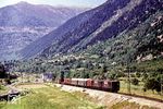 Zwei Loks der Reihe BB 4100 befördern einen Güterzug im Tal des Riu de Querol Ou l'Aravó über die Pyrenäenhauptkette bei Porté-Puymorenes. (1963) <i>Foto: Jörg Schulze</i>