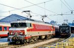 SNCF CC 6526 vor dem TEE 75 "Capitole", der von Paris Gare d'Austerlitz über Limoges nach Toulouse fuhr. Der "Capitole" wurde 1960 als Gegenstück zum "Mistral" eingeführt, der seit 1947 zwischen Paris und der Mittelmeerküste auf der Hauptstrecke der ehemaligen Compagnie des chemins de fer de Paris à Lyon et à la Méditerranée (P.L.M.) verkehrte. Der Zug verkehrte zunächst mit einer Höchstgeschwindigkeit von 160 km/h. Für die 713 km Strecke von Paris nach Toulouse benötigte er 7 Stunden. Am 27. September 1970 wurde der "Capitole" zum Binnen-Trans-Europ-Express (TEE) aufgewertet. Dazu wurde der Zug mit neuen Wagen des Typs Grand Confort ausgestattet. Lokomotiven und Wagen erhielten einen metallgrauen Anstrich mit rotem Fensterband und orangen Begleitstreifen. Jeder Wagen trug eine Tafel mit der Aufschrift Trans Europ Express über den Fenstern. Die Lokomotiven trugen an der Zugspitze eine Tafel mit der Aufschrift "Capitole". Ab Mai 1967 war er der erste europäische Zug, der fahrplanmäßig 200 km/h erreichte. (1973) <i>Foto: Jörg Schulze</i>