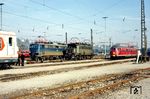 Die Stuttgarter 110 230 und 144 014 im Bw Tübingen. Rechts steht 430 411, links der nagelneue 420 237. (1977) <i>Foto: Jörg Schulze</i>