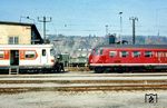 Zwei Generationen des Nahverkehrs im Bw Tübingen: Links der nagelneue 420 237, der eigentlich zur S-Bahn Frankfurt (Main) gehörte, und 430 411 aus Hamm (Westf). (1977) <i>Foto: Jörg Schulze</i>