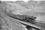Bis zum Halt des P 2456 im Bahnhof Pünderich um 15.25 Uhr lässt 023 049 den Zug nur noch ausrollen. (01.04.1971) <i>Foto: Wolfgang Bügel</i>