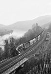 Damaliger Moselalltag mit 044 277 (44 1277 vom Bw Ehrang), die vor einem leeren Ganzzug mit französischen Stemi-Wagen soeben den Bahnhof Pünderich passiert hat. (01.04.1971) <i>Foto: Wolfgang Bügel</i>