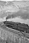 001 227 kachelt an der Bahnhofs-Köf von Bullay vorbei, die auf dem Weg nach Traben-Trarbach die Kreuzung mit E 1867 am Einfahrsignal von Pünderich abwarten muss.  (01.04.1971) <i>Foto: Wolfgang Bügel</i>