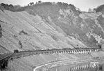 044 888 (Bw Koblenz-Mosel) rollt mit Dg 6524 nach Ehrang über das Pündericher Hangviadukt. (01.04.1971) <i>Foto: Wolfgang Bügel</i>