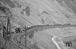 Einzelne, besonders schwere Züge wurden wegen der Elektrifizierungsarbeiten in den Tunneln der Moselstrecke mit Diesellok nachgeschoben, um die Rauchbelastung im Tunnel zu reduzieren.  Ein solcher Zug war der Dg 6524, der sich mit Zuglok 044 888 und Schiebelok 290 134 dem fahrtzeigenden Einfahrsignal des Bahnhofs Pünderich nähert. Gleichzeitig kehrt eine weitere 290 als Lz zurück nach Bullay. (01.04.1971) <i>Foto: Wolfgang Bügel</i>