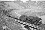 Vor dem Passieren des Bahnhofs Pünderich und des nachfolgenden Reilerhals-Tunnels hat der Heizer der 044 888 vor Dg 6524 nach Ehrang bereits für eine perfekte qualmfreie Verbrennung gesorgt. (01.04.1971) <i>Foto: Wolfgang Bügel</i>