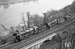 Überraschend tauchten bei Pünderich dann noch drei Maschinen des Bw Nürnberg Rbf auf (044 657, 044 177 und 086 478), die eine Untersuchung im AW Trier erhalten hatten und sich nun auf den Weg in die Heimat machten. (01.04.1971) <i>Foto: Wolfgang Bügel</i>