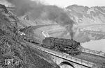 044 270 (ex 44 1269) musste sich ohne Schiebelok vor ihrem Güterzug nach Ehrang deutlich mehr anstrengen, um den Anstieg aus dem Moseltal bei Pünderich zu bewältigen. (01.04.1971) <i>Foto: Wolfgang Bügel</i>