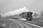 Für den nur 7 Minuten hinter der 65er folgenden E 1909 (Lauda - Frankfurt/M), der bis Aschaffenburg mit 023 070 bespannt war, ging es mit einer langen Dampffahne durch den Morgendunst im Maintal bei Aschaffenburg Süd. (02.04.1971) <i>Foto: Wolfgang Bügel</i>