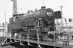 Nachdem die Abschlussarbeiten beendet waren, fuhr 065 001 über die Drehscheibe im Bw Aschaffenburg in den Lokschuppen. (02.04.1971) <i>Foto: Wolfgang Bügel</i>