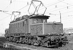 Auf den Gütergleisen seitlich des Bw Aschaffenburg ist 194 133 (Bw Aschaffenburg) für eine schöne Porträtaufnahme zum Halten gekommen. (02.04.1971) <i>Foto: Wolfgang Bügel</i>