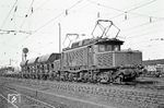 Aus dem Aschaffenburger Rangierbahnhof rollt die ebenfalls in Aschaffenburg stationierte 194 563. Die etwas hellere Ziffer 5 in der Betriebsnummer zeigt an, dass die am 28.12.1970 erfolgte Umzeichnung von 194 263-0 in 194 563-3 noch nicht lange zurückliegt. (02.04.1971) <i>Foto: Wolfgang Bügel</i>