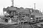 Zwischenzeitlich hatte die Crailsheimer 023 070 den E 1909 im Aschaffenburger Hauptbahnhof an eine E-Lok übergeben und rückt nun im Bw über die Drehscheibe in den Schuppen ein. (02.04.1971) <i>Foto: Wolfgang Bügel</i>