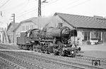 Von der Goldbacher Straße aus ergab sich dieser klassische Blick auf das Bw Aschaffenburg. Gerade rollt 051 628 vom Bw Nürnberg Rbf zur Bekohlungsanlage. Die vorne eingehängte Schlussscheibe deutet darauf hin, dass die Lok als Lz aus dem Maintal gekommen ist. (02.04.1971) <i>Foto: Wolfgang Bügel</i>