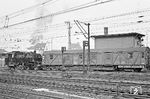 Im westlichen Vorfeld des Bw Aschaffenburg rangiert 064 247 den Hilfszug-Gerätewagen "Nür 725657". Im Frühjahr 1971 gab es für die Aschaffenburger 64er keine planmäßigen Einsätze mehr, weshalb sie nur noch für Sonderleistungen herangezogen wurden. 064 247 präsentiert sich dank einer HU im November 1970 im Bestzustand. Kein Wunder, dass sie zu den 64ern gehörte, die sogar die Baureihe 65 in Aschaffenburg überlebte. (02.04.1971) <i>Foto: Wolfgang Bügel</i>