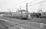 Die Würzburger 150 106 fährt mit einem bunt gemischten Güterzug nach Nürnberg Rbf an 064 247 in Aschaffenburg vorbei. Schade, leider keine 194... (02.04.1971) <i>Foto: Wolfgang Bügel</i>