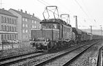 Eine 194 (die Aschaffenburger 194 574) kam dann etwas überraschend an der östlichen Seite des Bw vorbeigefahren. Auch wenn es lichtmäßig die falschen Seite war, lässt man eine 194 nicht einfach vorbeifahren. (02.04.1971) <i>Foto: Wolfgang Bügel</i>
