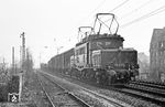 Aus der Gegenrichtung fuhr 194 577 (Bw Aschaffenburg) mit einem Güterzug an ihrem Heimat-Bw vorbei. (02.04.1971) <i>Foto: Wolfgang Bügel</i>