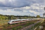 Für den Einsatz in Deutschland, Belgien und den Niederlanden bestellte im Jahr 2019 die Deutsche Bahn 90 mindestens 300 km/h schnelle Mehrsystemtriebzüge. Vom Hersteller Siemens Mobility als Velaro MS (MS für MultiSystem) bezeichnet, werden die Züge von der Deutschen Bahn der ICE-3-Flotte zugeordnet und als ICE 3neo benannt. Bei Langenfeld-Mehlbruch sind Tz 8016 (408 016) und Tz 8011 (408 011) als ICE 122 nach Amsterdam unterwegs. (01.09.2025) <i>Foto: Joachim Bügel</i>