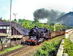 95 0037 mit einem Güterzug nach Probstzella, eingezwängt auf der ehemals zweigleisigen Strecke zwischen den Häusern von Saalfeld-Obernitz und der Fernstraße 85. (05.1977) <i>Foto: Karsten Risch</i>