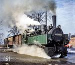 99 5903, die zum Jubiläum der vormaligen Nordhausen-Wernigeroder Eisenbahn AG (NWE) mit einem grünen Anstrich versehen worden war, verlässt mit einem Personenzug nach Alexisbad den Bahnhof Gernrode. (1977) <i>Foto: Karsten Risch</i>
