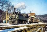 Für die Abfahrt nach Harzgerode hat 99 5903 im Bahnhof Alexisbad den Zug an den Hausbahnsteig umgesetzt. (1977) <i>Foto: Karsten Risch</i>
