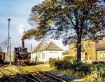Gegenüber des Empfangsgebäudes der normalspurigen Bahnstrecke Frose–Quedlinburg wartet 99 5904 im Bahnhof Gernrode auf der schmalspurigen Selketalbahn vor ihrem Zug nach Alexisbad. (10.1979) <i>Foto: Karsten Risch</i>