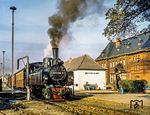 Die normalspurige Bahnstrecke Frose–Quedlinburg wurde 1885 eröffnet; am 7. August 1887 folgte das Teilstücks der schmalspurigen Selketalbahn zwischen Gernrode und Mägdesprung. Direkt gegenüber der Normalspuranlage, auf der Straßenseite des Empfangsgebäudes, erhielt die Selketalbahn ein kleines eigenes Empfangsgebäude. 99 5904 wartet auf die Abfahrt nach Alexisbad. (10.1979) <i>Foto: Karsten Risch</i>