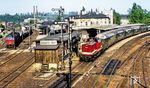 In Döbeln Hbf steht ein Güterzug aus Riesa mit der 'Taigatrommel' 120 334 und 110 300, die auf Gleis 1 mit dem P 4736 aus Dresden angekommen ist. (1982) <i>Foto: Karsten Risch</i>