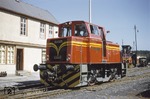 Die Lok V 18 mit dem Namen "Steeden" war am 14. Oktober 1958 von der Maschinenfabrik Ruhrthaler an die Kerkerbachbahn geliefert worden. Ursprünglich war sie meterspurig vorgesehen, während des Baus wurde die Bestellung jedoch in Regelspur geändert. Mit der Übernahme der Strecke durch die DB war die V 18 ab 1.1.1975 beim Bw Limburg beheimatet. 1981 wurde sie an die Fernleitungsbetriebs GmbH in Bonn veräußert. Auf Umwegen gelangte sie später in die Schweiz zur Brig-Visp-Zermatt- bzw. Matterhorn-Gotthardt-Bahn.  (09.09.1959) <i>Foto: Will A. Reed</i>