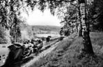 Im Rohrer Wald nahe Stuttgart begegnen sich zwei Personenzüge mit einer 75er und 93 846 vor einer P 8. (06.1959) <i>Foto: Jürgen Hagemann, Slg. R. Garn</i>