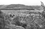 Eine 93er unterwegs in Miedelsbach auf der Strecke Schorndorf - Welzheim. Im Wieslauftal zieht gerade der Frühling ein. (05.1958) <i>Foto: Jürgen Hagemann, Slg. R. Garn</i>