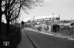 Eine 93er mit einem Personenzug an der alten Untertürkheimer Straße in Bad Cannstatt/Untertürkheim. Der Zug fährt Richtung Fellbach, links sieht man Oberleitungsmasten der Strecke Esslingen - Bad Cannstatt. (11.1959) <i>Foto: Jürgen Hagemann, Slg. R. Garn</i>
