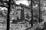 Eine 93er auf der Neckarbrücke bei Marbach. Am anderen Ufer verläuft der Gleisanschluss zum Kohlekraftwerk. (08.1958) <i>Foto: Jürgen Hagemann, Slg. R. Garn</i>