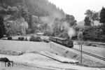 Eine württembergische Tn (Baureihe 94¹) mit einem Personenzug auf der Bahnstrecke Schiltach–Schramberg. (07.1958) <i>Foto: Jürgen Hagemann, Slg. R. Garn</i>