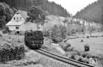 94 128 (Bw Tübingen) mit einem Nahgüterzug neben der Schiltach auf der Strecke von Schramberg nach Schiltach. (07.1958) <i>Foto: Jürgen Hagemann, Slg. R. Garn</i>