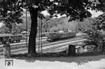 94 111 auf Rangierfahrt mit einen B3yg-Pärchen in Tübingen Hbf. (05.1959) <i>Foto: Jürgen Hagemann, Slg. R. Garn</i>