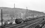 94 124 rangiert im Bahnhof Plochingen. Auf dem hinteren Zugteil sind amerikanische Jeeps verladen. (09.1957) <i>Foto: Jürgen Hagemann, Slg. R. Garn</i>