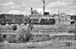 Blick über den Neckar auf die vor der Waldhorn-Brauerei in Plochingen rangierende 94 124. (09.1957) <i>Foto: Jürgen Hagemann, Slg. R. Garn</i>
