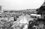 Der Stuttgarter Ortsgüterbahnhof war Teil des Stuttgarter Güterbahnhofs, der direkt am Hauptbahnhof lag. Neben drei Einfahr- und sieben Ausfahrgleise verfügte der Güterbahnhof über sog. Ortsgleise, auf denen einzelne Wagen zur Be- und Entladung abgestellt wurden. Dort steht eine württembergische Tn (94¹), dessen angehängter O-Wagen gerade entladen wird. In den 1980er Jahren wurde die Ortsgüteranlage mit der Güterabfertigung geschlossen und nach Kornwestheim verlegt. Heute erinnert nur noch der Name des unter dem Europaviertel verlaufenden Tunnels "Wagenladungsstraße" an den Bahnhof.  (06.1957) <i>Foto: Jürgen Hagemann, Slg. R. Garn</i>