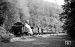 Auf dem Zahnstangenabschnitt von Honau (Württ) nach Lichtenstein (Württ) überwand die Bahn mit einer Maximalsteigung von 1:10 auf einer Länge von 2,15 Kilometer einen Höhenunterschied von 179 Metern. Dazu wechselte die Lok im Bahnhof Honau an den Zugschluss und schob den Zug, der hier noch überwiegend aus Behelfspersonenwagen der Bauart MCi-43 besteht, die Steigung hinauf. (07.1955) <i>Foto: Jürgen Hagemann, Slg. R. Garn</i>